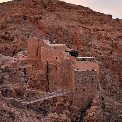 Pierres mêlées au désert