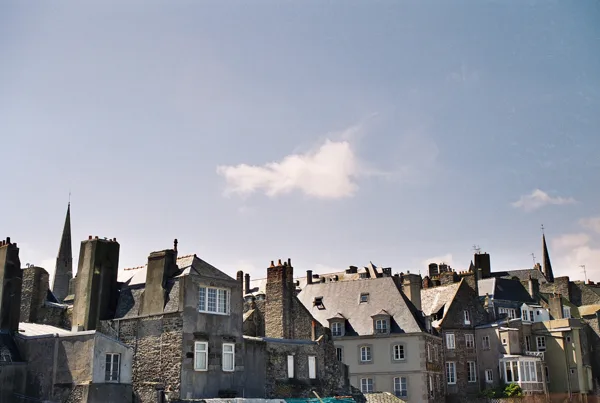 Des toits qui tutoient le ciel